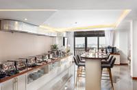 Kuchyň nebo kuchyňský kout v ubytování Jaya Suites Hotel