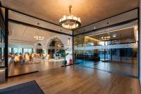 una hall con zona pranzo e sala da pranzo di Hotel De‘Andros Virpazar a Virpazar