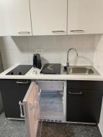 Kuchyňa alebo kuchynka v ubytovaní Apartments Lia-Jolie