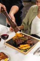 Un homme prépare de la nourriture sur une table dans l'établissement Lennox Buenos Aires, à Buenos Aires