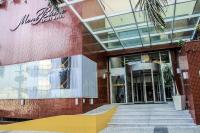 un edificio con una escalera fuera de un edificio en Mont Blanc Apart Hotel - Duque de Caxias, en Duque de Caxias