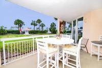 eine Veranda mit einem weißen Tisch und Stühlen auf dem Balkon in der Unterkunft Waterfront Luxury Huge Condo with 15000sf Pool in Myrtle Beach