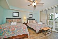 ein Schlafzimmer mit zwei Betten und einem Deckenventilator in der Unterkunft Waterfront Luxury Huge Condo with 15000sf Pool in Myrtle Beach
