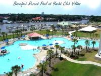 Blick auf einen großen Pool in einem Wasserpark in der Unterkunft Waterfront Luxury Huge Condo with 15000sf Pool in Myrtle Beach