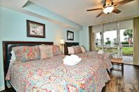 Ein Bett oder Betten in einem Zimmer der Unterkunft Waterfront Luxury Huge Condo with 15000sf Pool