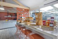 Cuisine ou kitchenette dans l&#39;&eacute;tablissement KYRIAD MARSEILLE EST - Aubagne G&eacute;menos