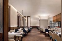 ein Esszimmer mit Tischen und Stühlen und Tischsucher in der Unterkunft Sofitel Shanghai North Bund in Shanghai