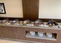 CoroEurobuilding Hotel & Suites Coro的在酒店客房内享用自助餐,包括一碗食物