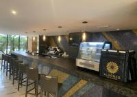 CoroEurobuilding Hotel & Suites Coro的酒吧,餐厅里摆放着一排椅子