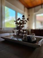 una bandeja con un jarrón con flores en una mesa en Gasthof zur Burgruine, en Pottenstein