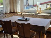 Una mesa de comedor con un mantel blanco y sillas. en Gasthof zur Burgruine, en Pottenstein