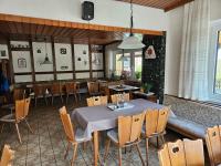 Un comedor con mesa y sillas en Gasthof zur Burgruine, en Pottenstein