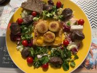 een geel bord met eten en salade bij Maison d'Hôtes L'Escale Du Loup Blanc in Maringes