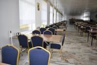 een rij tafels en stoelen in een kamer bij Ośrodek Wypoczynkowy Ania Dźwirzyno in Dźwirzyno