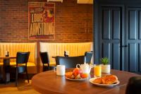 una mesa con comida y bebidas encima en Kyriad - Créteil - Bonneuil-sur-Marne, en Bonneuil-sur-Marne