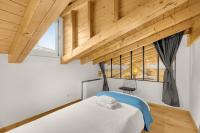 - une chambre avec un lit et un plafond en bois dans l&#39;établissement Monsieur Henri - Grand appt en plein centre ville, à Toulouse