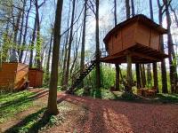 Zahrada ubytování Treehouse v Brdech