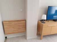 A television and/or entertainment centre at Apartamento en Urbanizacion El Retiro III