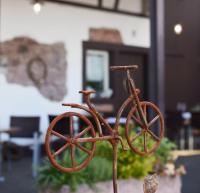 een roestig fietsbeeld voor een gebouw bij Gasthaus Blume in Willstätt
