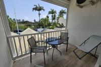 d&#39;un balcon avec une table et des chaises et une vue sur la plage. dans l&#39;établissement Appartement Le Golfeur, à Saint-François