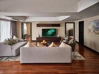 TV a/nebo společenská místnost v ubytování Floral Court Hotel & Residence Sukhumvit 13