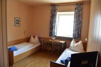 Posteľ alebo postele v izbe v ubytovaní Stiftsgasthof Hochburg