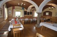 Reštaurácia alebo iné gastronomické zariadenie v ubytovaní Stiftsgasthof Hochburg