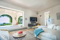 Televízia a/alebo spoločenská miestnosť v ubytovaní Villa Monserrat by Abahana Luxe