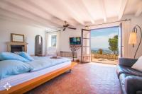 Televízia a/alebo spoločenská miestnosť v ubytovaní Villa Monserrat by Abahana Luxe