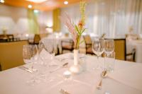 Una mesa con copas de vino y un jarrón con una flor. en Killeen Castle, en Dunsany