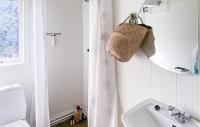 Een badkamer bij Gorgeous Home In Tisvildeleje With Wifi