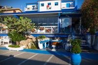 カーラゴノネにあるLa Favorita Hotelの青い建物