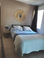 Łóżko lub łóżka w pokoju w obiekcie Maison de village cosy avec terrasse privée