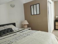 Łóżko lub łóżka w pokoju w obiekcie Maison de village cosy avec terrasse privée