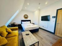 una habitación de hotel con una cama y un sofá en FLASH SALE Brighton City Centre Seafront Studio BN112SHP5B, en Brighton &amp; Hove