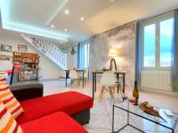 Una sala de estar con un sofá rojo y una mesa. en Il BorGhetto Guest House, en Civitavecchia