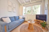 sala de estar con sofá azul y TV en Minerva Estate Corfu, en Alepochórion