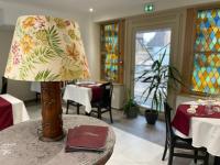 eine Lampe auf einem Tisch in einem Restaurant in der Unterkunft Hôtel de la Croix Blanche in Villiers-Saint-Benoît