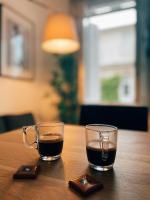 zwei Gläser Kaffee auf einem Holztisch in der Unterkunft Respire Bordeaux in Bordeaux