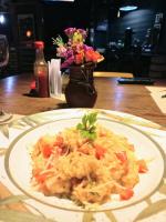 マラカジャウにあるHotel Enseada Maracajaúのテーブルの上に置かれた食べ物の皿