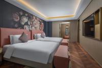 Blossom House Shanghai On The Bundにあるベッド