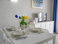 Televízia a/alebo spoločenská miestnosť v ubytovaní Apartamentos Tierra de Irta 3000