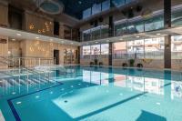 Bazén v ubytovaní Klifowa Premium Resort with SPA, Fitness & Kids Club by Noclegi Renters alebo v jeho blízkosti