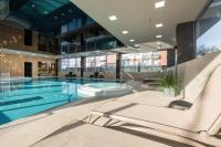 Bazén v ubytovaní Klifowa Premium Resort with SPA, Fitness & Kids Club by Noclegi Renters alebo v jeho blízkosti