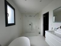 y baño blanco con lavabo y ducha. en Villa basquaise avec piscine, en Andernos-les-Bains