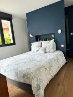 Cama o camas de una habitaci&oacute;n en Villa basquaise avec piscine