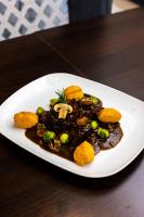 un plato blanco de comida en una mesa en Kirchenwirt Schladming, en Schladming