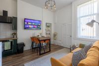TV a/nebo společenská místnost v ubytování Spacious 3 Bedroom Home In Glasgow - Free Parking