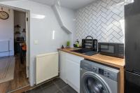 Kuchyň nebo kuchyňský kout v ubytování Spacious 3 Bedroom Home In Glasgow - Free Parking