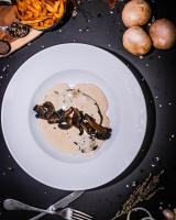 Un plato de comida con una rana encima. en Ouril Mindelo, en Mindelo